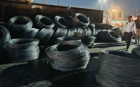 कानपुर देहात में भीषण सड़क हादसा डिवाइडर से टकराकर 10 फीट हवा में लटका ट्रेलर, दो गंभीर