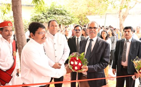 राष्ट्रीय लोक अदालत का आयोजन जनपद न्यायाधीश,  शेषमणि शुक्ला, द्वारा दीप प्रज्वलित करके किया गया।