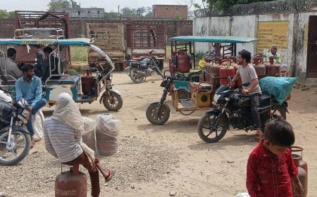 अफवाहों के बीच इंडेन गैस एजेंसी पर लगी लंबी कतारें  सप्लाई इंस्पेक्टर ने किया निरीक्षण