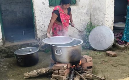 कम्पोजिट विद्यालय दरवेशपुर में ईंट के चूल्हे पर लकडी से मध्यान्ह भोजन बनवाया गया