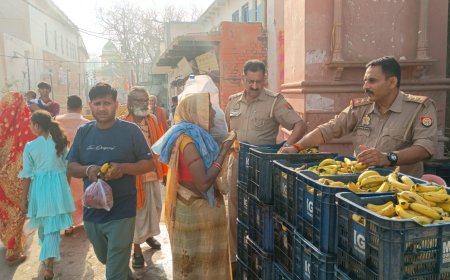 चैत्र मास अमावस्या मेला व नवरात्रि के पावन अवसर पर चित्रकूट पुलिस ने 04 कुंतल केला श्रद्धालुओं को वितरित किए