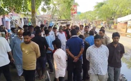 मरकामऊ गांव की मुख्य सडक पर बह रही नाली से निजात दिलाये जाने को लेकर लोगों ने प्रदर्शन किया