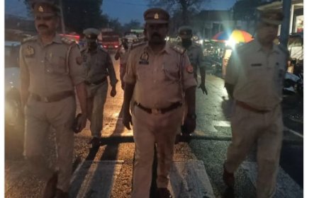 ईद और नवरात्र त्योहार के मद्देनजर कोतवाली बदोसरांय पुलिस ने पैदल गश्त कर नागरिकों को सुरक्षा का एहसास दिलाया