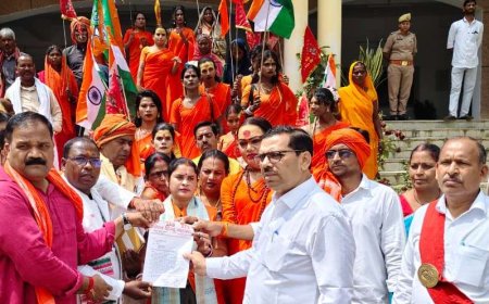 सोनभद्र में वंदे मातरम् चौक बनाने की मांग  शहीद दिवस पर विश्व हिंदू महासंघ ने जिला प्रशासन को सौंपा मांग  पत्र