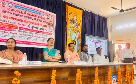 विभिन्न कंपनियों में जॉब ऑफर पाकर प्रसन्नता से छात्राओं के चेहरे पर आई मुस्कान