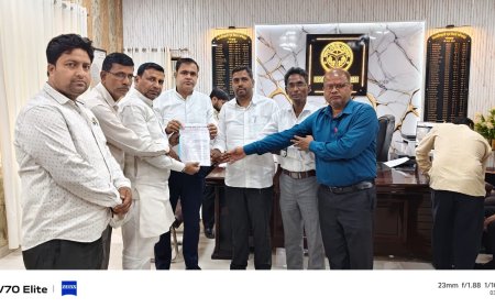 पांच सूत्रीय मांगों को लेकर कर्मचारियों ने जिलाधिकारी को सौंपा ज्ञापन