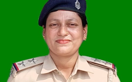 साइबर थाना की महिला दारोगा खुशबू शर्मा ने साइबर अपराध और साइबर सुरक्षा पर लोगों को किया जागरूक