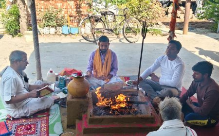 बिल्सी के बांस बरौलिया स्थित वृद्धाश्रम में नवरात्रि के पावन पर्व पर विधि विधान से किया गया हवन-पूजन