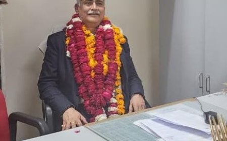 सीतादेवी महाविद्यालय पारिजात धाम बरोलिया के संरक्षक अवधेश शुक्ला का कोटवा धाम चौराहे के निकट प्रेमनारायण दास वर्मा के आवास पर माला पहनाकर स्वागत किया गया