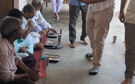 जन्मदिन पर वृद्धाश्रम आश्रम में फल व भोजन किया वितरण