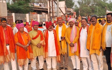 भव्य हैरतअंगेज श्रीराम नवमी पर कई अखाड़ों की युवतियों ने लाठी संग पुरुषों के साथ शक्ति का किया प्रदर्शन