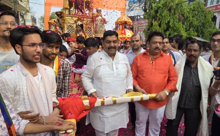 भगवान महावीर स्वामी जयंती पर निकली भव्य शोभायात्रा