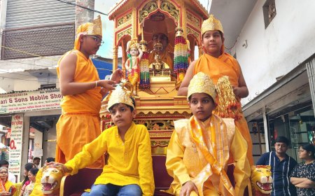 बिल्सी मे महावीर जयंती पर फूलों की वर्षा के बीच निकली शोभायात्रा,उमड़ा जनसैलाब, ट्रैफिक अव्यवस्था पर पुलिस के खिलाफ अनुयायिओं का फूटा आक्रोश,