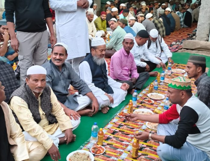 समाजवादी पार्टी के जिला सचिव रईस अहमद के आवास/ कैंप कार्यालय पर रोजा इफ्तार पार्टी का आयोजन