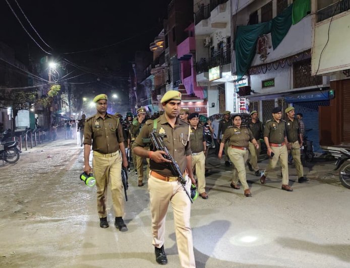 पुलिस अधीक्षक मीरजापुर द्वारा जनपद में होलिका दहन व होली पर्व सहित आगामी त्योहारों को सकुशल सम्पन्न कराने तथा कानून एवं शांति व्यवस्था को सुदृढ़ बनाये रखने हेतु नगर क्षेत्र के संवेदनशील/मिश्रित आबादी एवं भीड़भाड़ वाले इलाके में भारी संख्या में पुलिस/पीएसी बल के साथ किया गया भ्रमण/पैदल गश्त