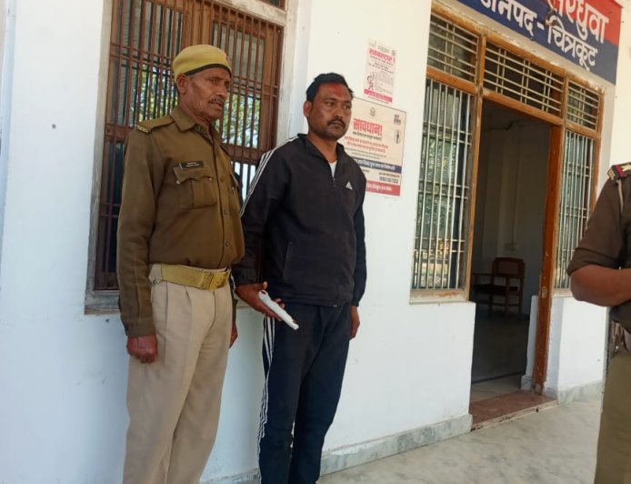 थाना सरधुवा पुलिस टीम ने जान से मारने की नियत से फायर करने के आरोपी अभियुक्त को 01 अदद अवैध तमंचा 315 बोर व 02 अदद जिंदा कारतूस 315 बोर के साथ गिरफ्तार किया