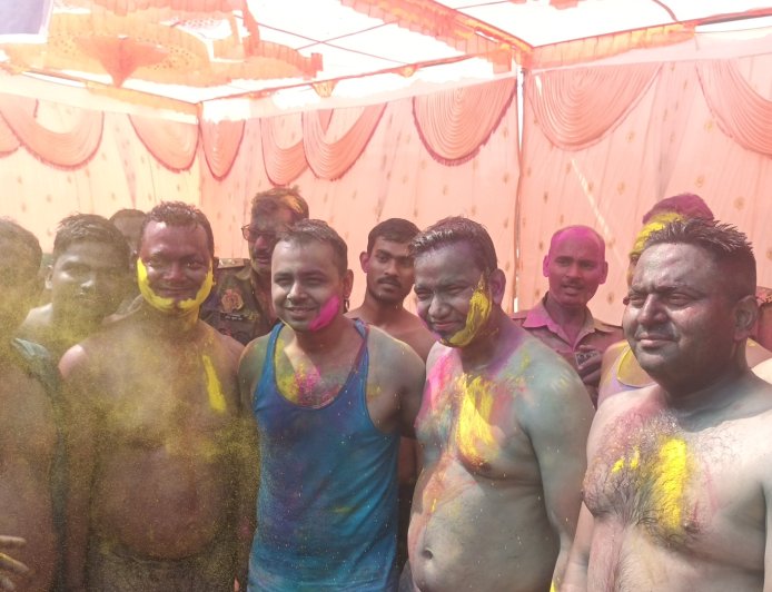 पुलिस लाइन में डीएम एसपी संग पुलिसकर्मियों ने खेली होली।