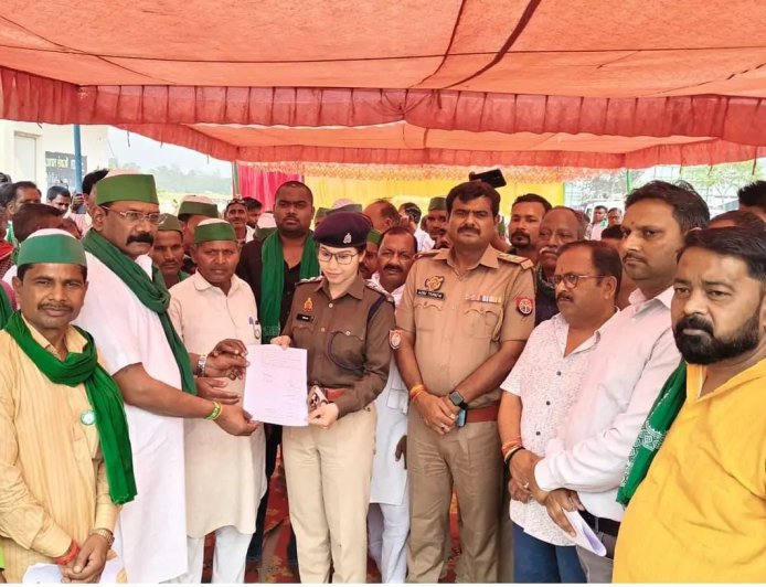 भारतीय किसान यूनियन 'टिकैत' के सैकड़ो कार्यकर्ताओ  ने धरना प्रदर्शन किया