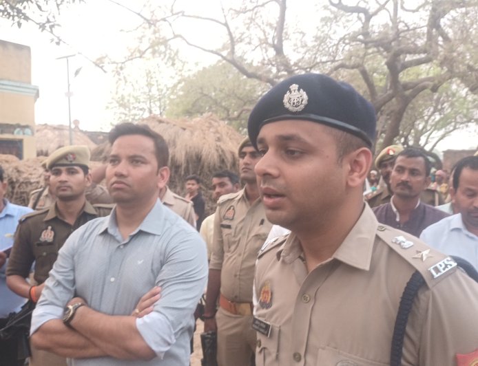 ग्राम सभा पीपर गांव में जिलाधिकारी महोदय एसपी महोदय पीड़ित परिवार से मुलाकात कीये