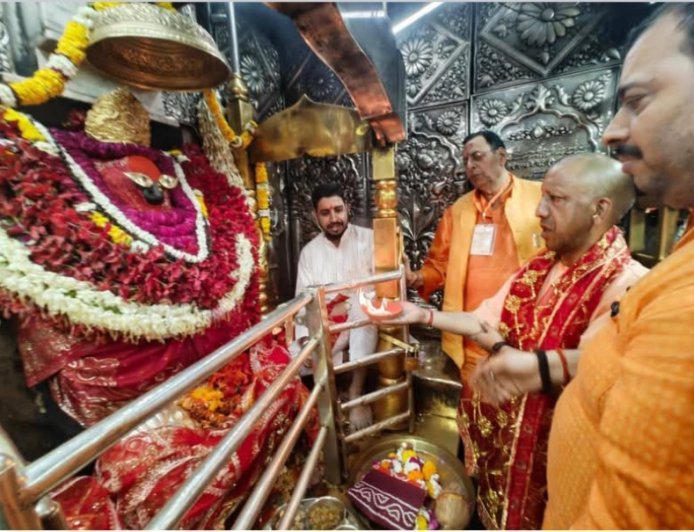 मा0 मुख्यमंत्री ने विन्ध्याचल पहुंचकर मां विन्ध्यवासिनी देवी का किया दर्शन पूजन  *चैत्र नवरात्र से पहले गोरक्षपीठाधीश्वर ने मां चरणो में लगाई हाजिरी, मुख्यमंत्री ने स्वस्थ्य, समृद्ध उत्तर प्रदेश की की कामना, कारीडोर का किया अवलोकन-बच्चो का दिया चाकलेट*  मीरजापुर