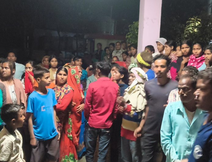 बदोसरांय से सिरौलीगौसपुर उधौली मार्ग पर बाइक पेंड से टकरा कर कंटीले तार में जा गिरी एक की मौत एक जिला अस्पताल रेफर-कर दिया गया है