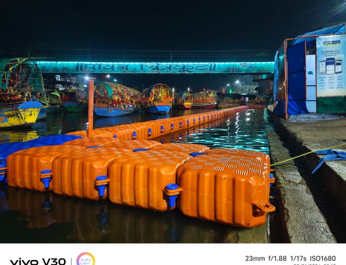 जिला प्रशासन द्वारा मंदाकिनी नदी में स्नान के दौरान  फ्लोटिंग बैरियर सुरक्षा व्यवस्था किया गया