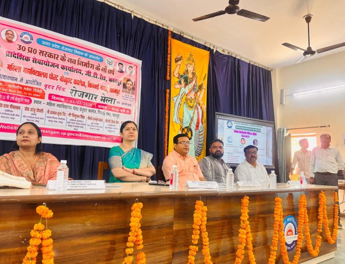 विभिन्न कंपनियों में जॉब ऑफर पाकर प्रसन्नता से छात्राओं के चेहरे पर आई मुस्कान