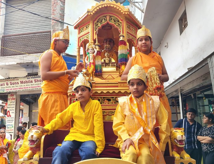 बिल्सी मे महावीर जयंती पर फूलों की वर्षा के बीच निकली शोभायात्रा,उमड़ा जनसैलाब, ट्रैफिक अव्यवस्था पर पुलिस के खिलाफ अनुयायिओं का फूटा आक्रोश,