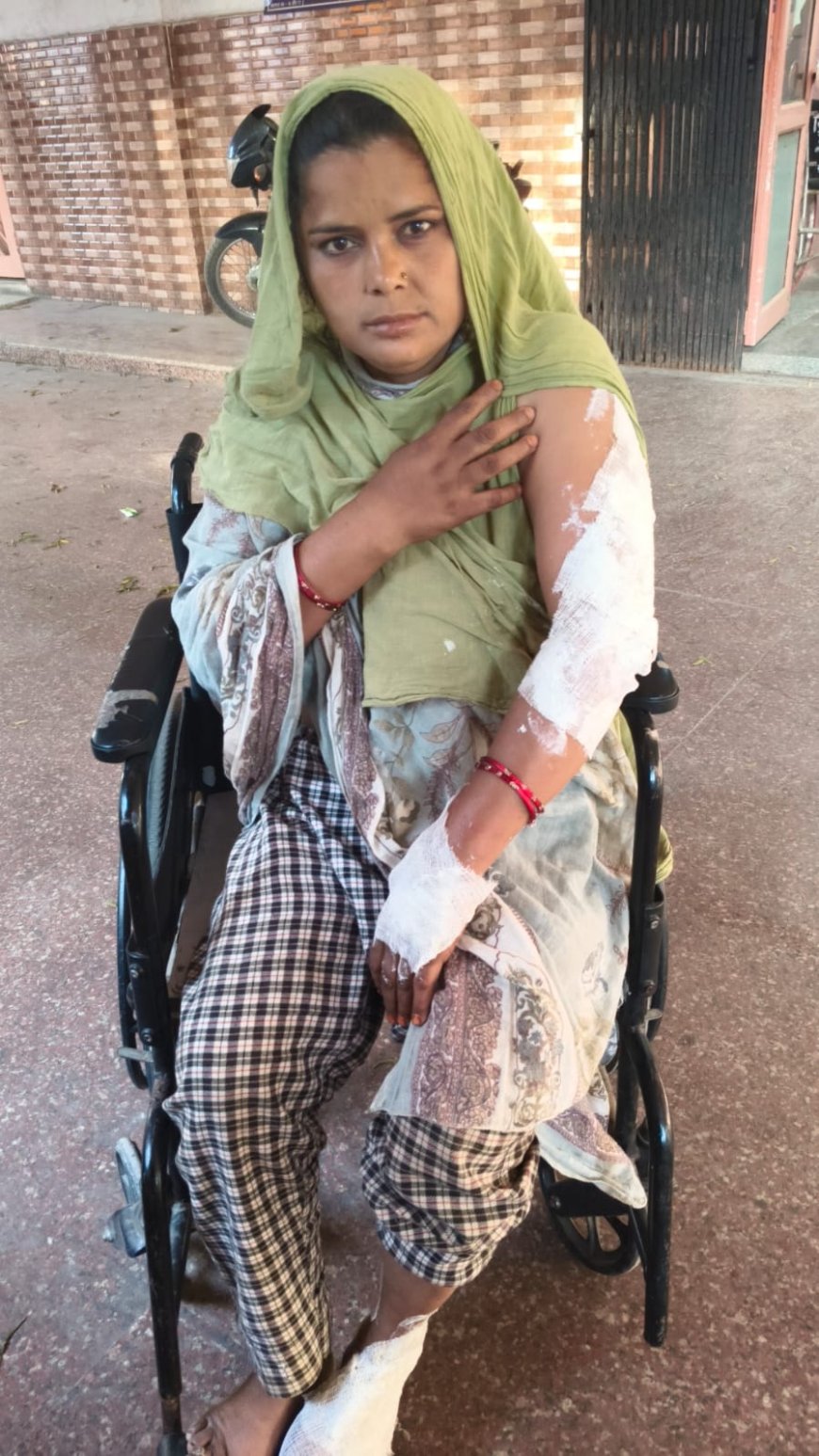 चूल्हे की चिंगारी से निकली आग ने एक छप्परनुमा मकान को जलाकर नष्ट कर दिया