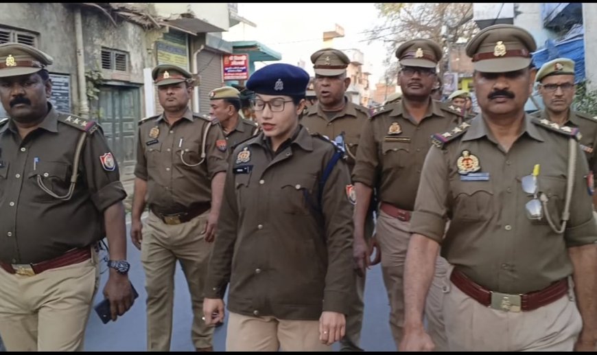 पुलिस उपाधीक्षक रामनगर गरिमा पंत प्रभारी निरीक्षक कोतवाली बदोसरांय अजीत विद्यार्थी एस एस आई जयप्रकाश बडी संख्या में पुलिस बल और पी ए सी जवानों के साथ फ्लेग मार्च किया