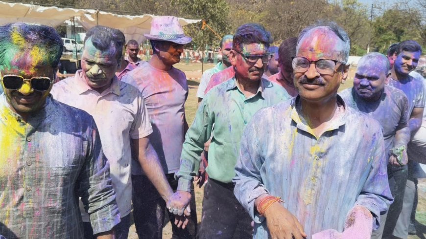 पुलिस लाइन चित्रकूट में जिलाधिकारी एवं पुलिस अधीक्षक चित्रकूट की उपस्थिति में धूमधाम से मनाया गया होली का त्योहार