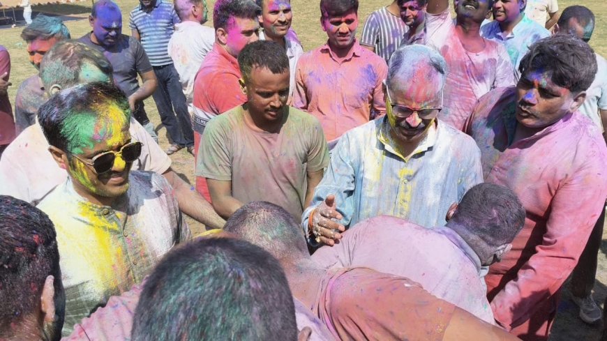 पुलिस लाइन चित्रकूट में जिलाधिकारी एवं पुलिस अधीक्षक चित्रकूट की उपस्थिति में धूमधाम से मनाया गया होली का त्योहार