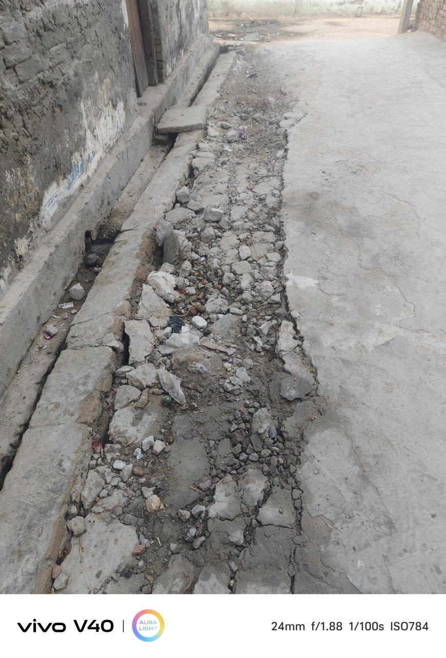 सिसहनिया घोपालापुर में भ्रष्टाचार की भेंट चढ़ी सीसी रोड, एक साल में ही टूटकर बिखरी सड़क