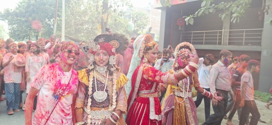 महिलाओं ने भक्तिगीतों पर नृत्य करते हुए एक -दूसरे पर पुष्प वर्षा की।