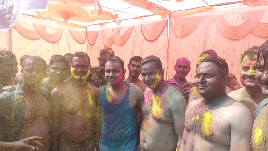 पुलिस लाइन में डीएम एसपी संग पुलिसकर्मियों ने खेली होली।