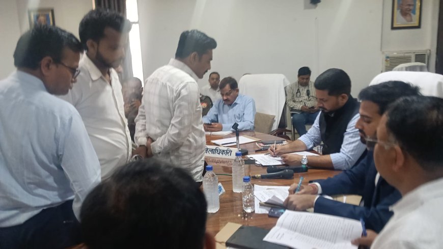 सम्पूर्ण समाधान दिवस पारिजात सभागार में जिलाधिकारी शशांक त्रिपाठी की अध्यक्षता एंव तहसीलदार बालेन्दु भूषण वर्मा के संयोजन में हुआ कुल 46 शिकायतें आयीं 15 का मौके पर निस्तारण किया गया