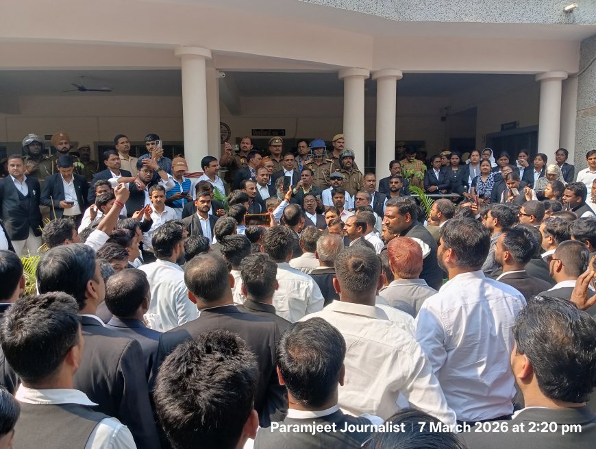 बार एसोसिएशन बाराबंकी ने मुख्यमंत्री को सम्बोधित ज्ञापन जिलाधिकारी शशांक त्रिपाठी को दिया