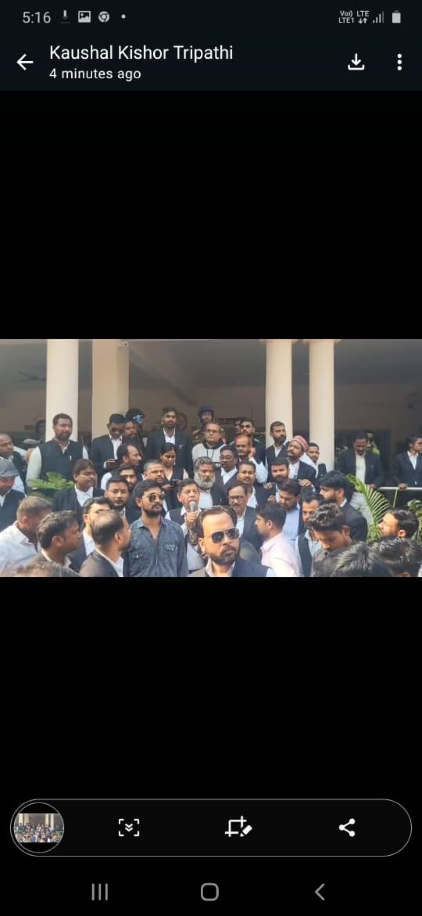 वकीलों ने प्रदर्शन कर डी एम के माध्यम से सी एम को भेजा पांच सूत्री ज्ञापन