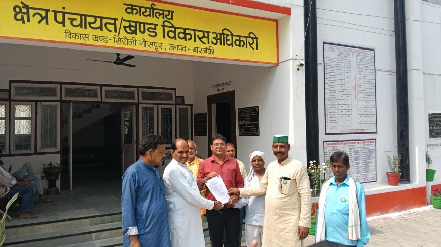 भा कि यू टिकैत गुट ने मासिक बैठक के बाद बी डी ओ संजीव गुप्ता को ज्ञापन सौंपा