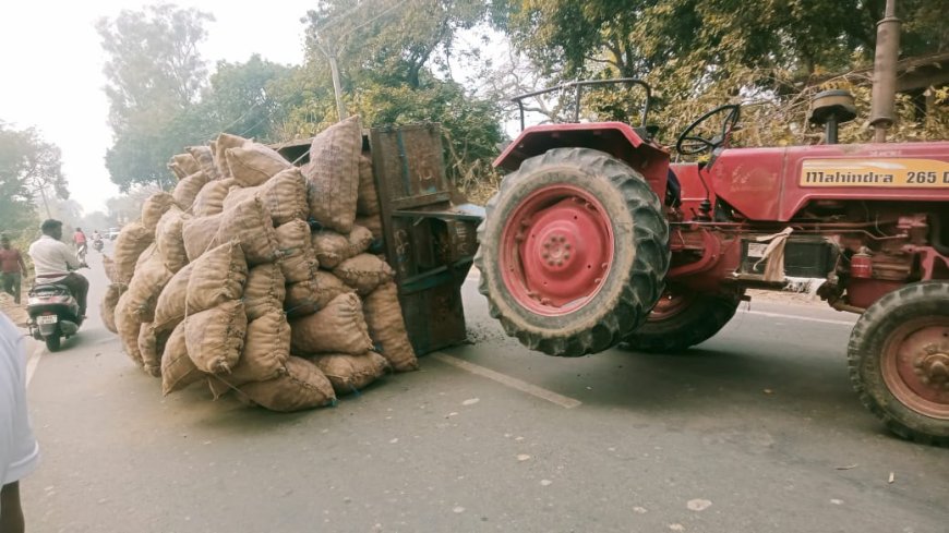बदोसरांय से टिकैत नगर मार्ग कोटवाधाम चौराहे के निकट शनिदेव मन्दिर के पास आलू लदी ट्रैक्टर ट्राली पल्टी ड्राइवर बाल बाल बचा