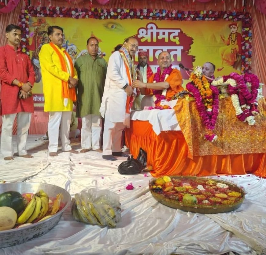 श्री कोटवा धाम चौराहे के कृष्णा गौशाला प्रांगण में चल रही श्रीमद भागवत कथा के छठवें दिन सैकड़ों श्रद्धालुओं ने श्रीमद भागवत कथा का रसपान किया