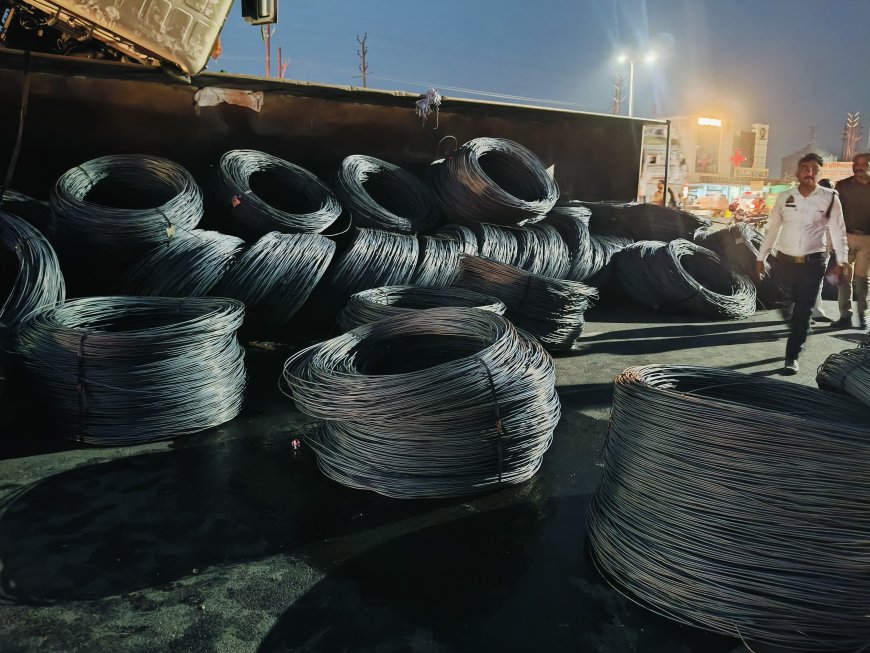 कानपुर देहात में भीषण सड़क हादसा डिवाइडर से टकराकर 10 फीट हवा में लटका ट्रेलर, दो गंभीर