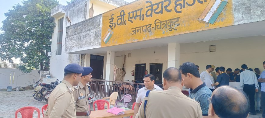 पुलिस अधीक्षक चित्रकूट द्वारा सब-इंस्पेक्टर लिखित परीक्षा हेतु प्रश्नपत्रों को कड़ी सुरक्षा व्यवस्था के बीच परीक्षा केंद्रों तक सुरक्षित रूप से रवाना किया गया।