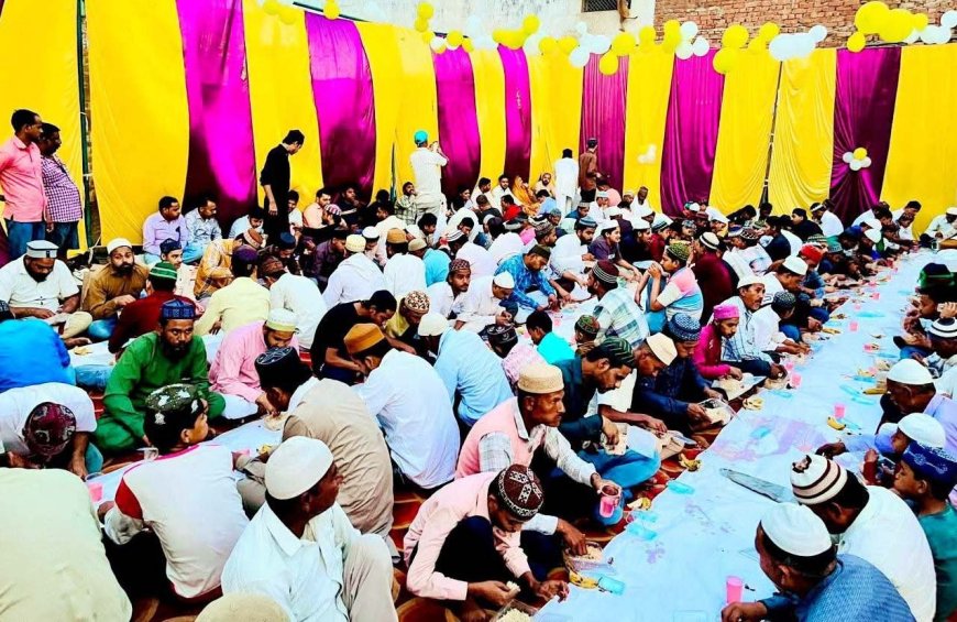 रोजा इफ्तार में दिखी गंगा-जमुनी तहजीब, लोगों ने किया सामूहिक इफ्तार