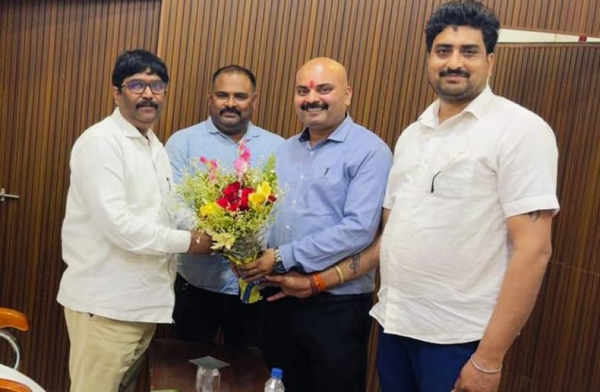 उत्तर प्रदेशीय प्राथमिक शिक्षक संघ के पदाधिकारियों ने नवागत उपजिलाधिकारी अनिल कुमार सरोज को पुष्प गुच्छ भेंट कर शिष्टाचार भेंट की