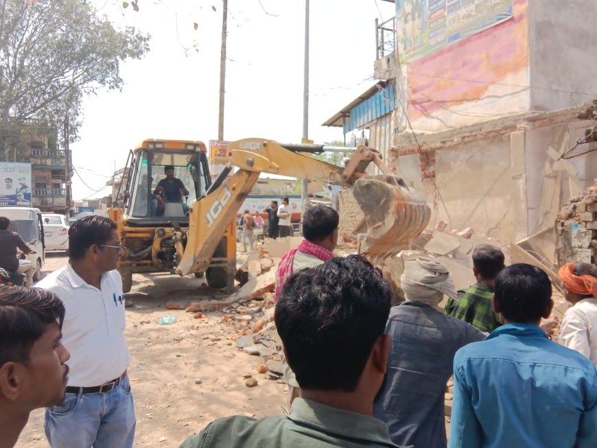 मऊ में बाजार रोड से अतिक्रमण हटाया गयाः प्रशासनिक अधिकारियों ने जेसीबी से कार्रवाई की