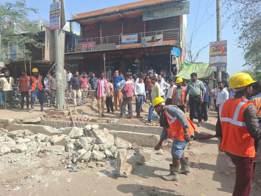 मऊ में बाजार रोड से अतिक्रमण हटाया गयाः प्रशासनिक अधिकारियों ने जेसीबी से कार्रवाई की