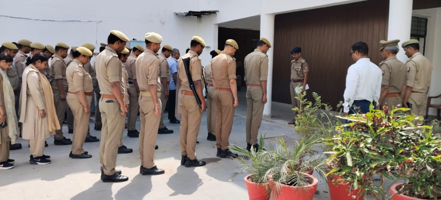दिवंगत आरक्षी राजेन्द्र कुमार बिन्द को पुलिस अधीक्षक कार्यालय में मौन धारण कर दी गयी श्रद्धांजली