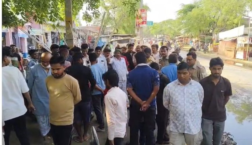 मरकामऊ गांव की मुख्य सडक पर बह रही नाली से निजात दिलाये जाने को लेकर लोगों ने प्रदर्शन किया