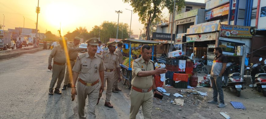 अपर पुलिस अधीक्षक चित्रकूट ने कर्वी शहर में पैदल गश्त कर संदिग्ध वाहनों/व्यक्तियों की चेकिंग की